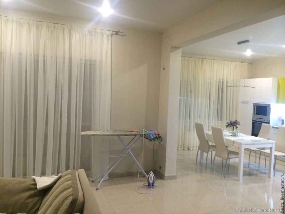 Кремовая тюль в интерьере