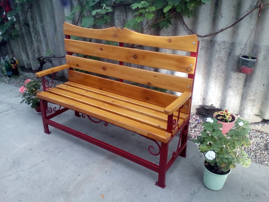 Скамейка из дерева