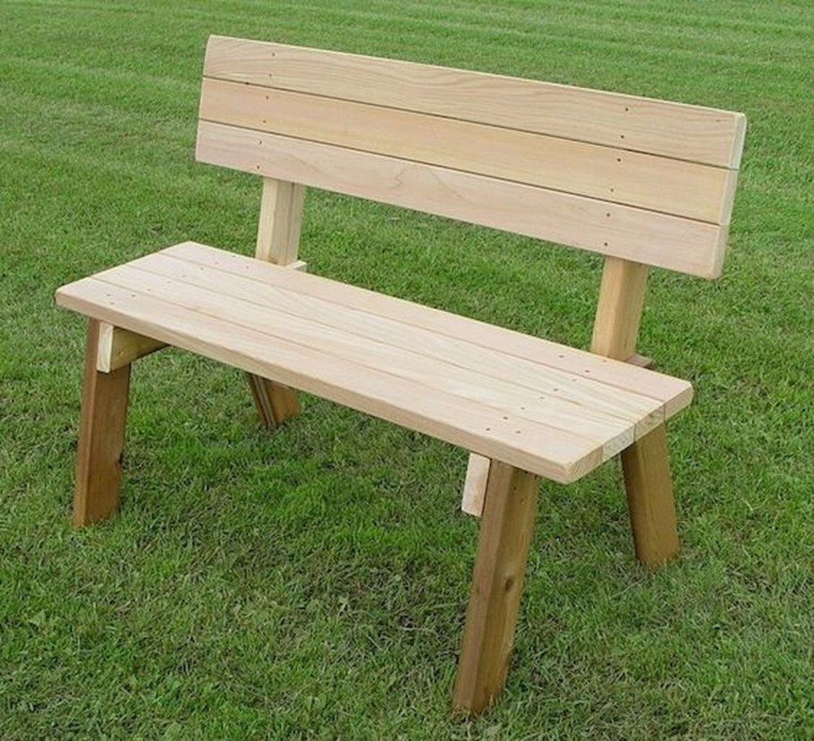 Простые деревянные скамейки