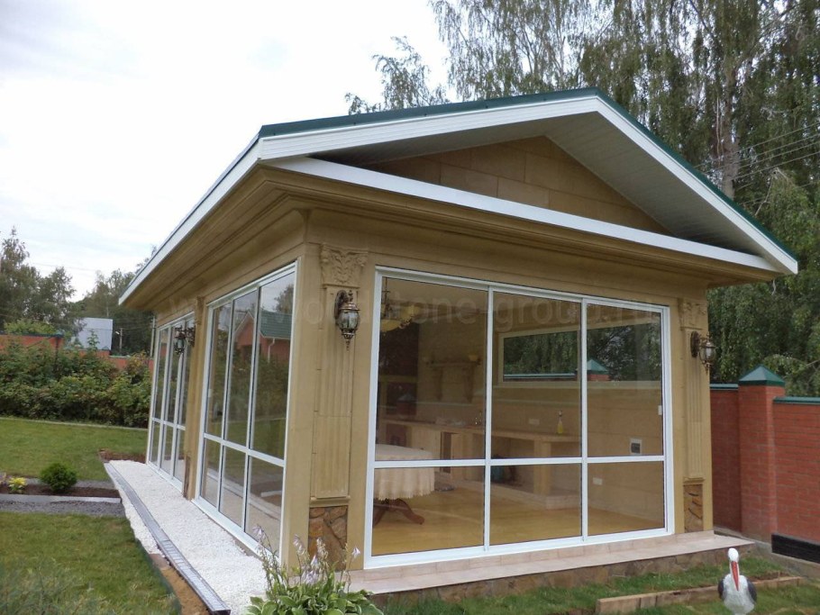 Летняя беседка застекленная