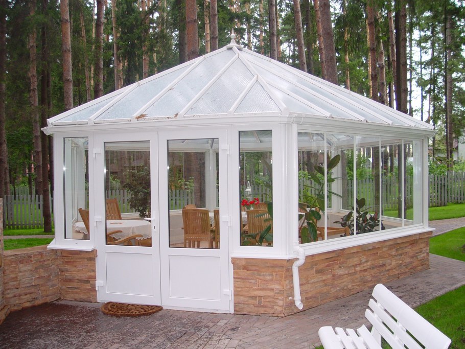 Беседка остекленная для дачи