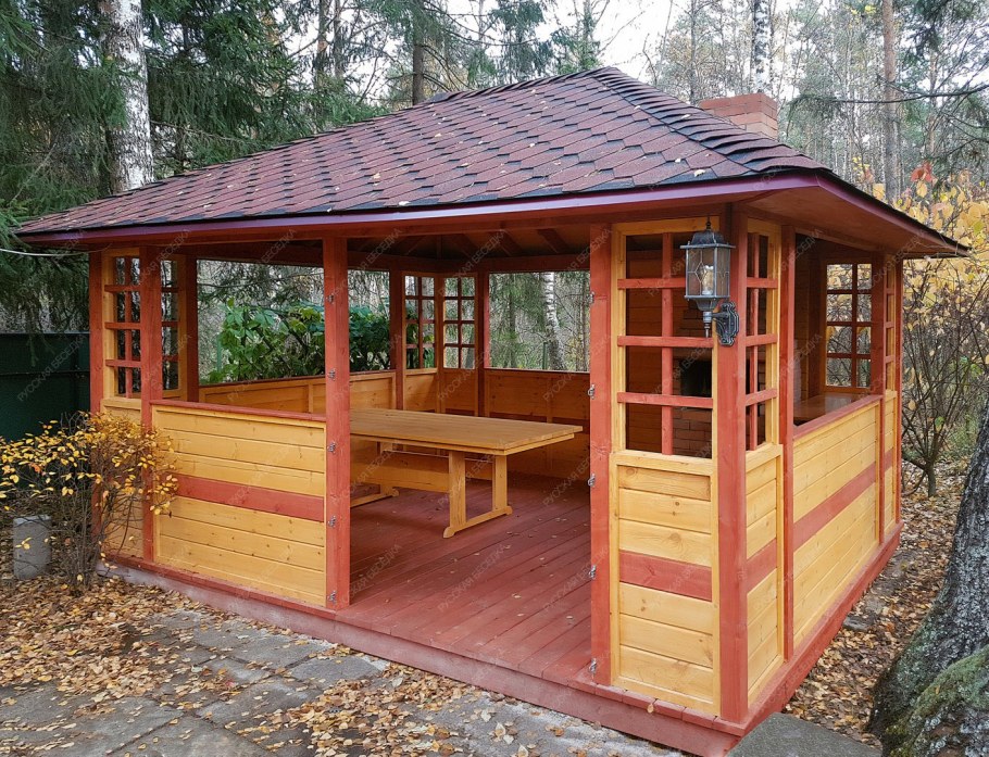 Закрытая деревянная беседка