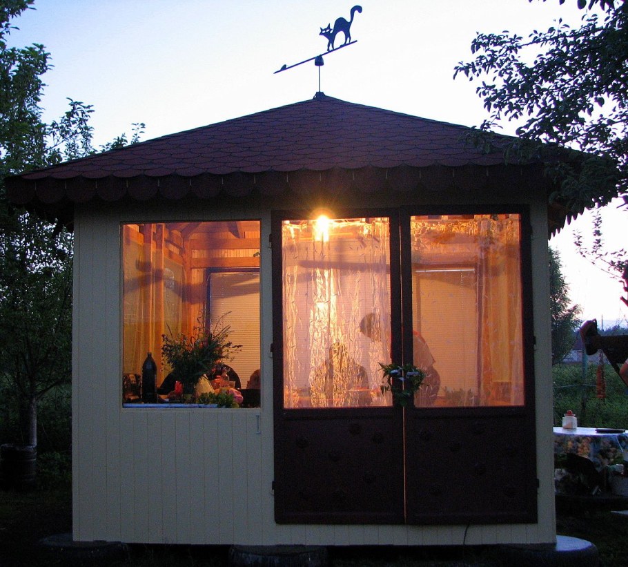 Беседка закрытого типа