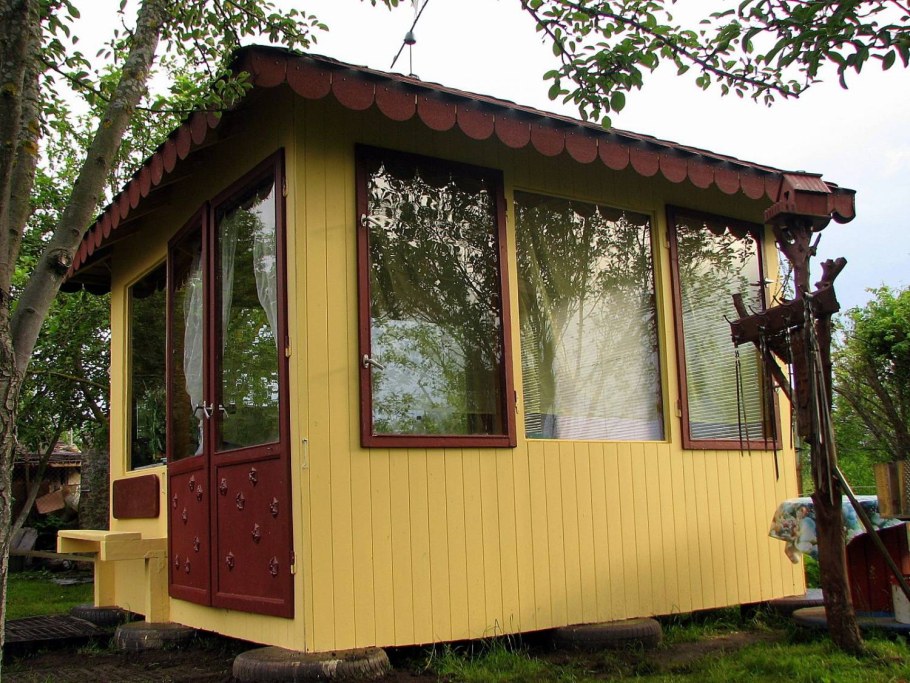 Беседка застекленная для дачи