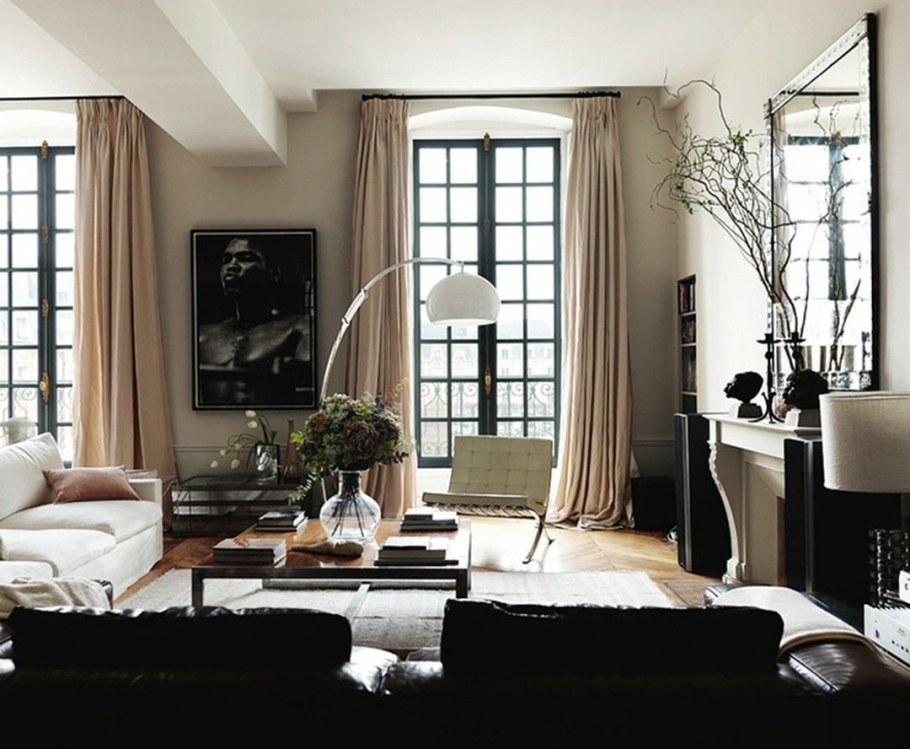 Интерьер гостинной с черными окнами