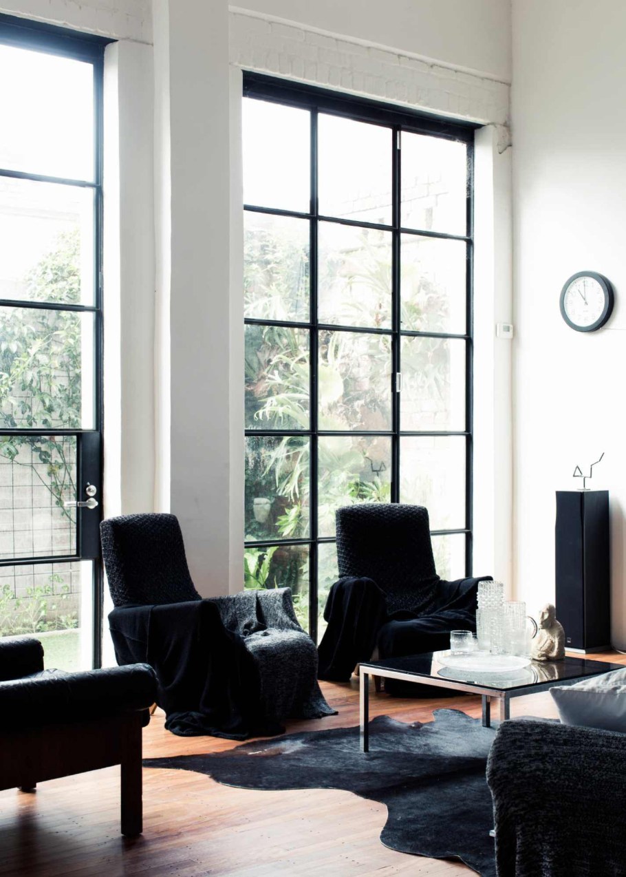 Черные окна в белом интерьере