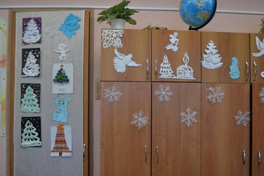 Украшение школьного шкафа к новому году