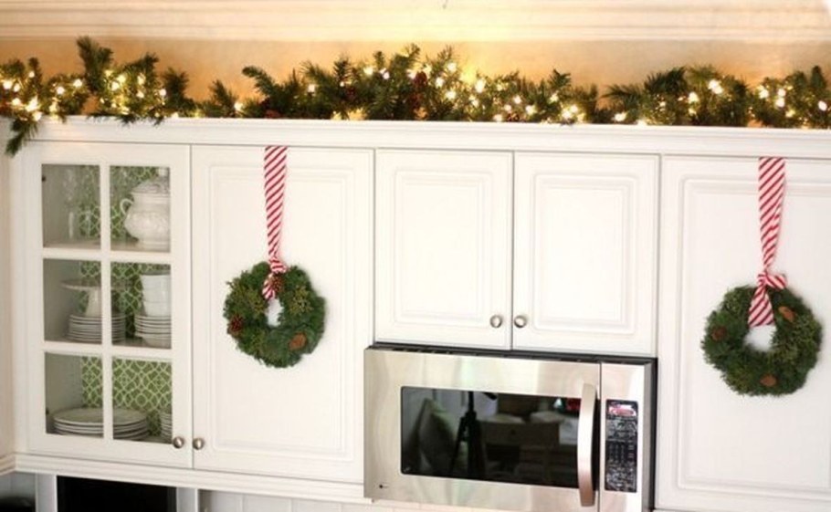 Еловая гирлянда на кухне