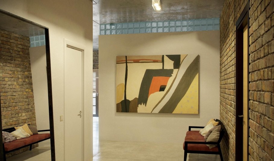 Картины в стиле лофт в интерьере в прихожей