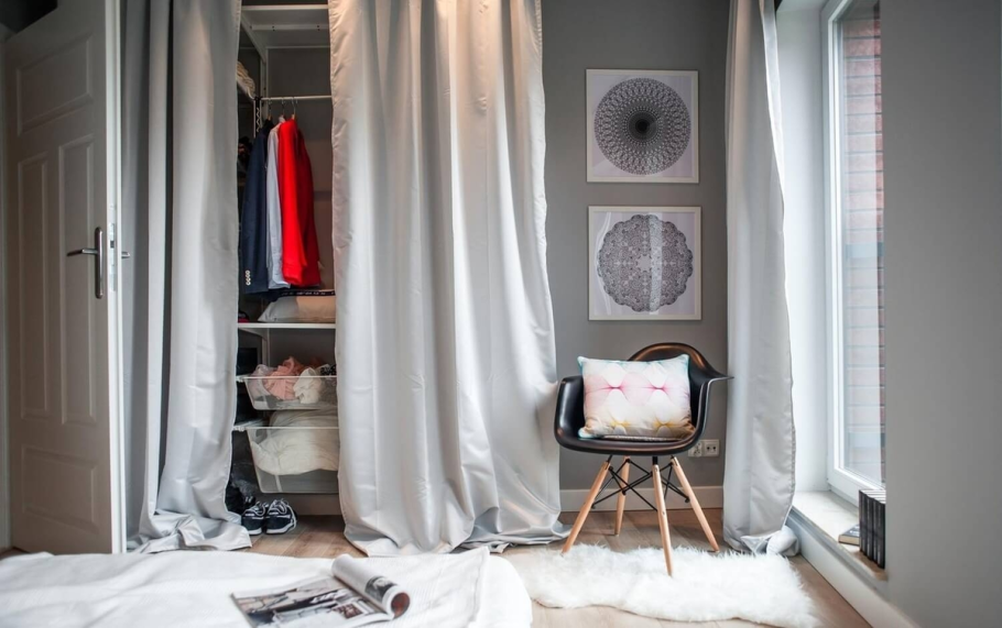 Шкаф за шторой в интерьере