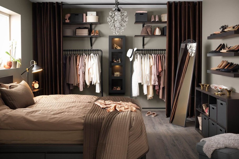 Гардеробная в интерьере спальни