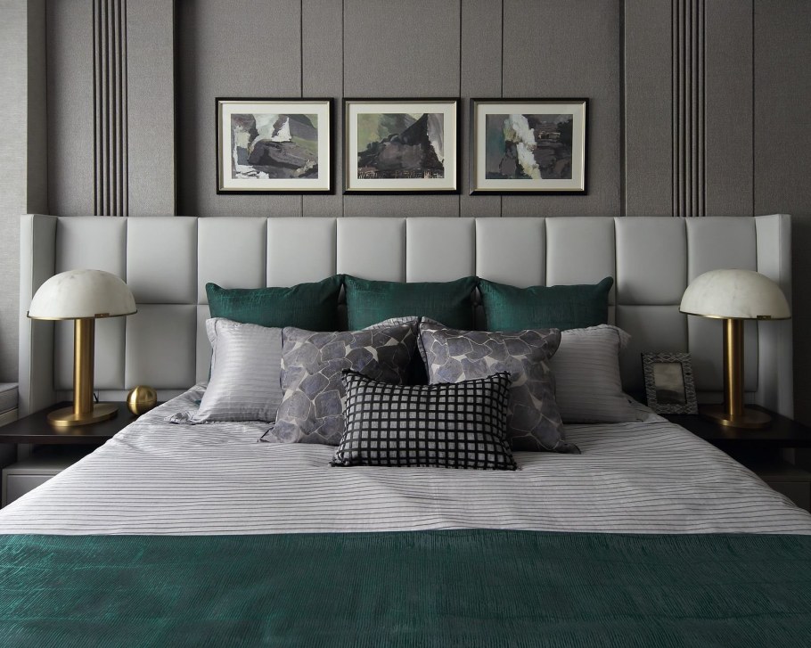 Серо изумрудный интерьер спальни