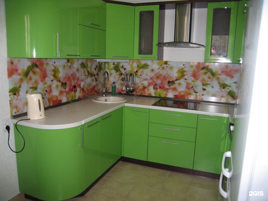 Кухня с зеленым фартуком
