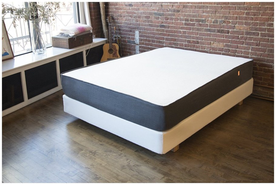 Кровать с матрасом сверху