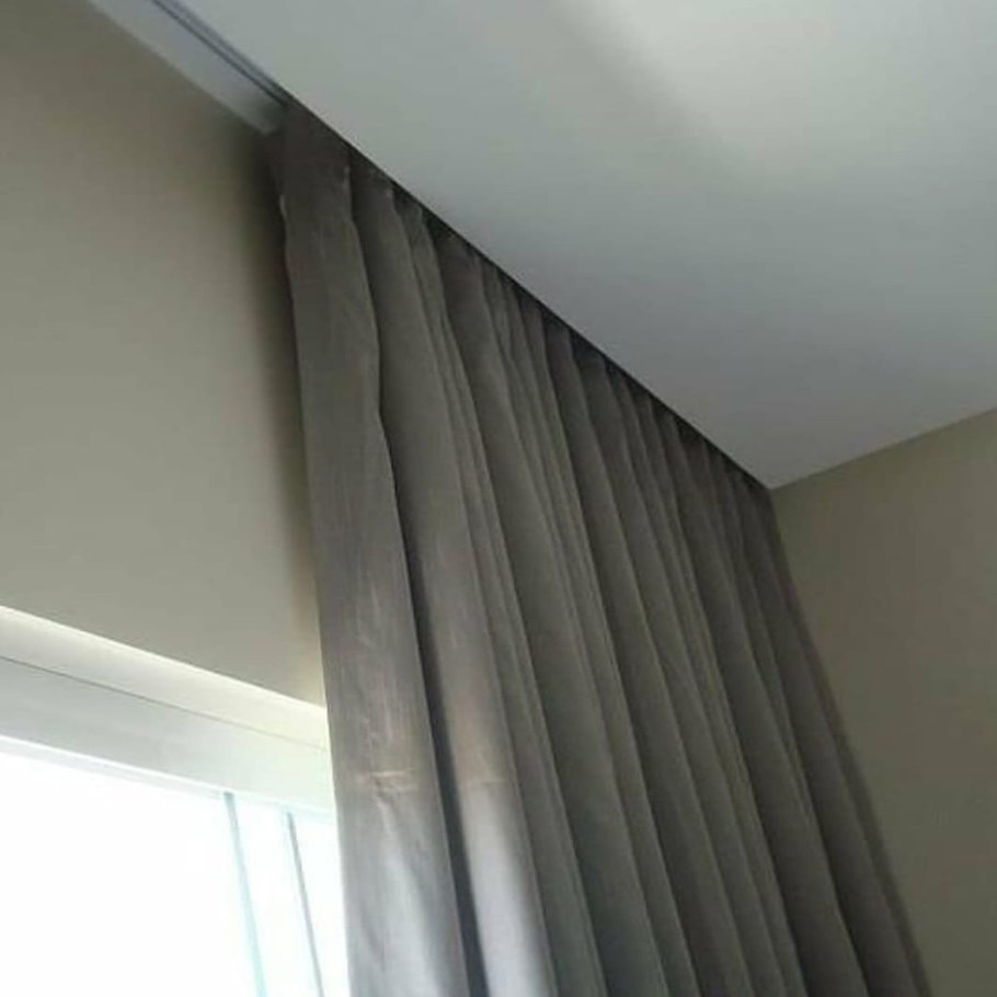 Скрытый карниз для натяжного потолка