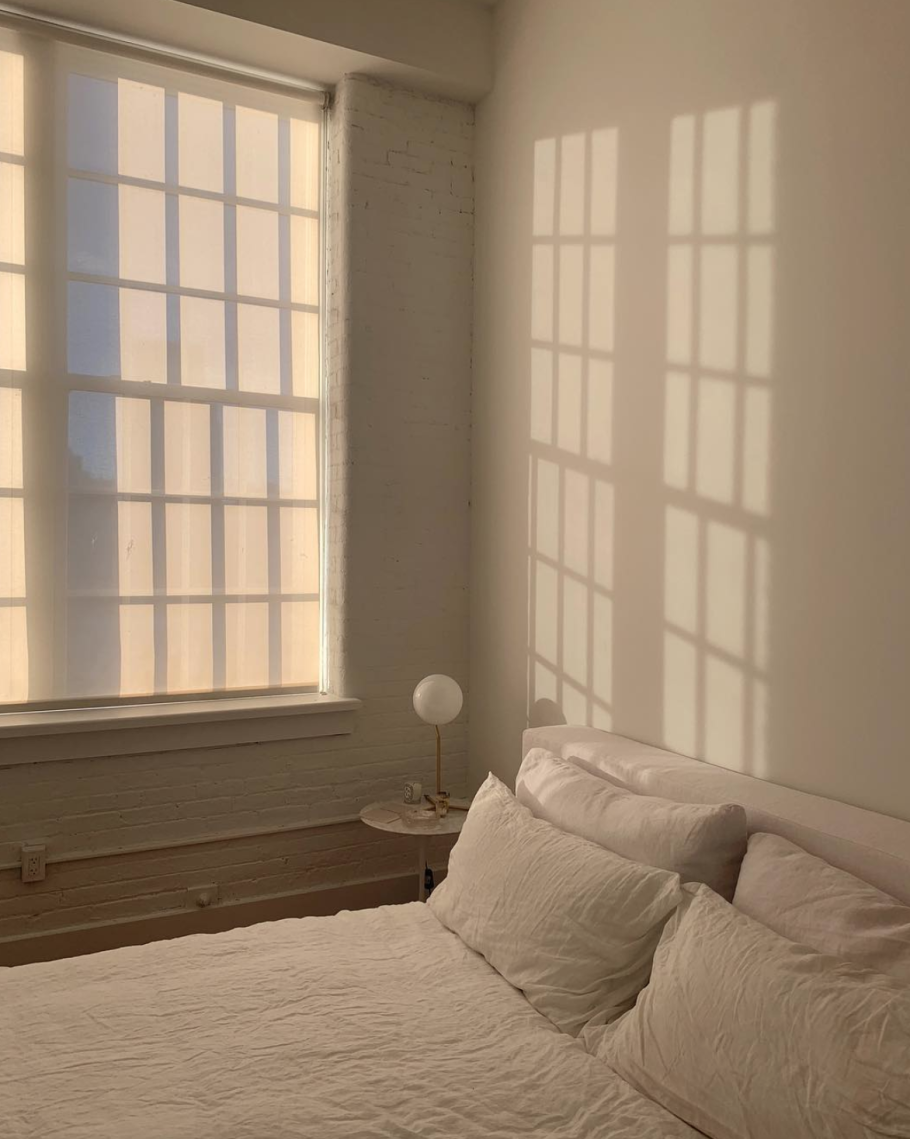 Стена с окном в комнате