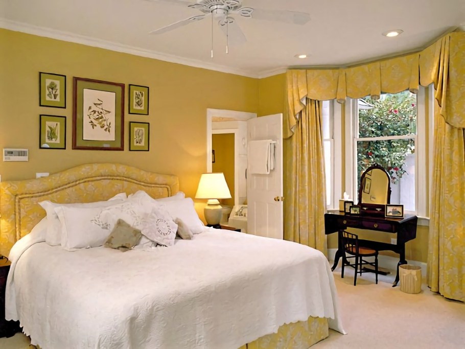 Желтые обои в спальне