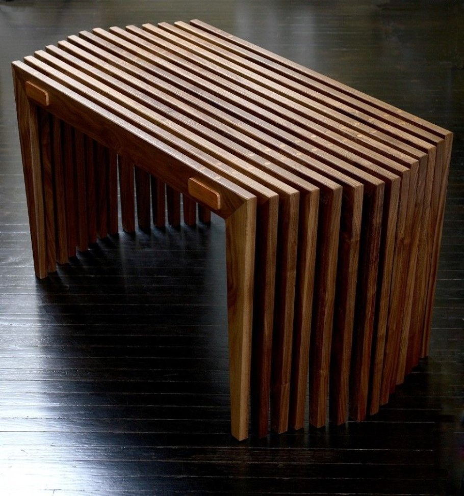 Стол из деревянных реек