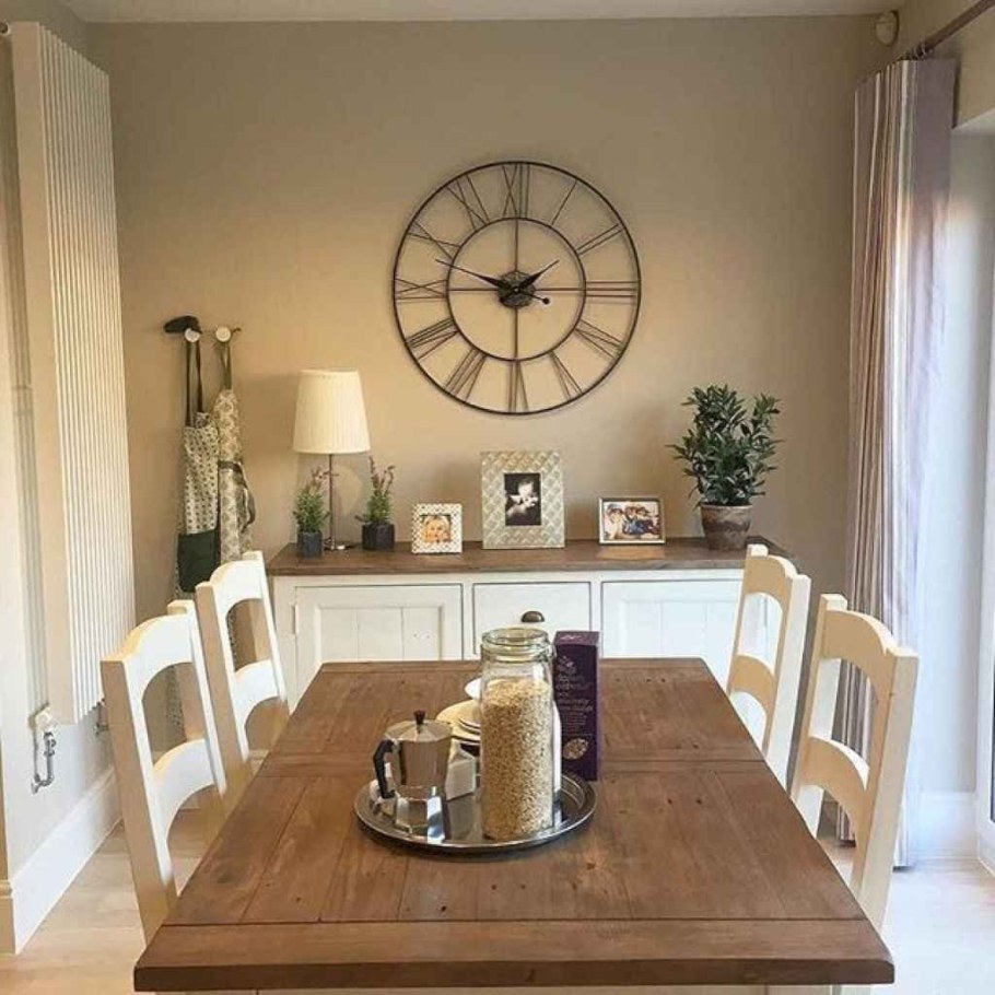 Часы на стене в интерьере