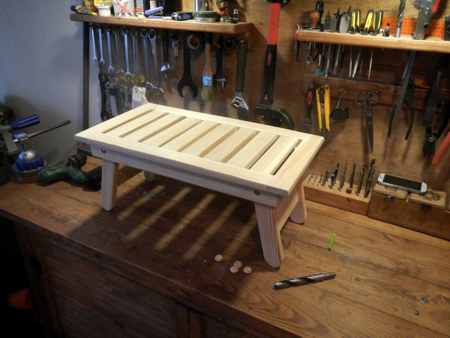 Самодельный деревянный стол