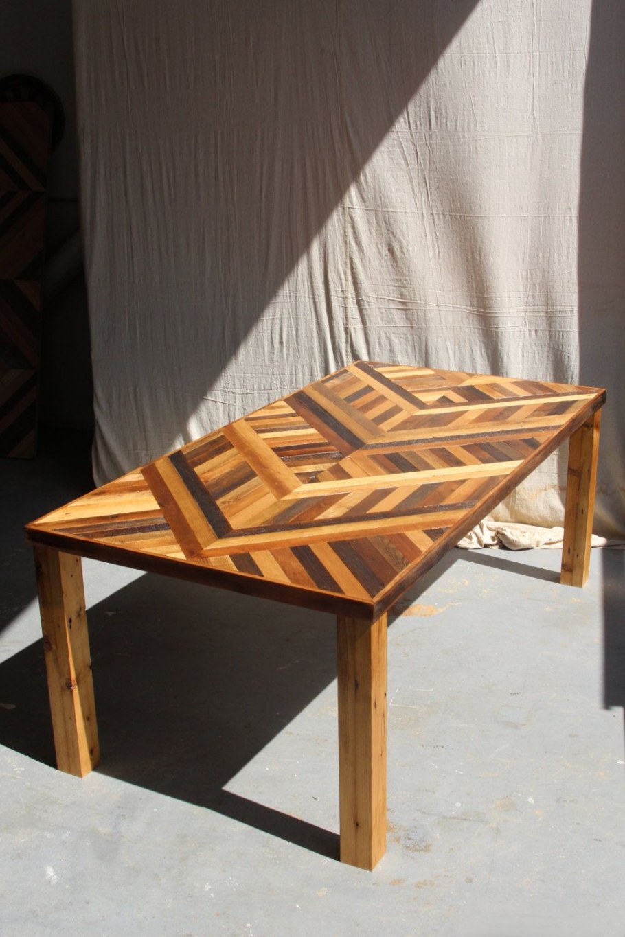 Стол из брусков дерева