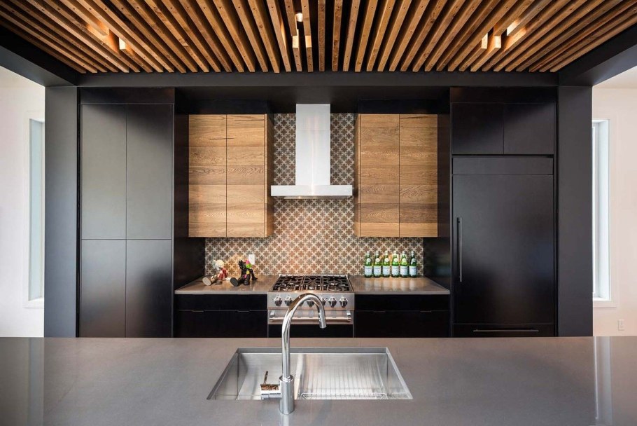 Рейки в интерьере кухни