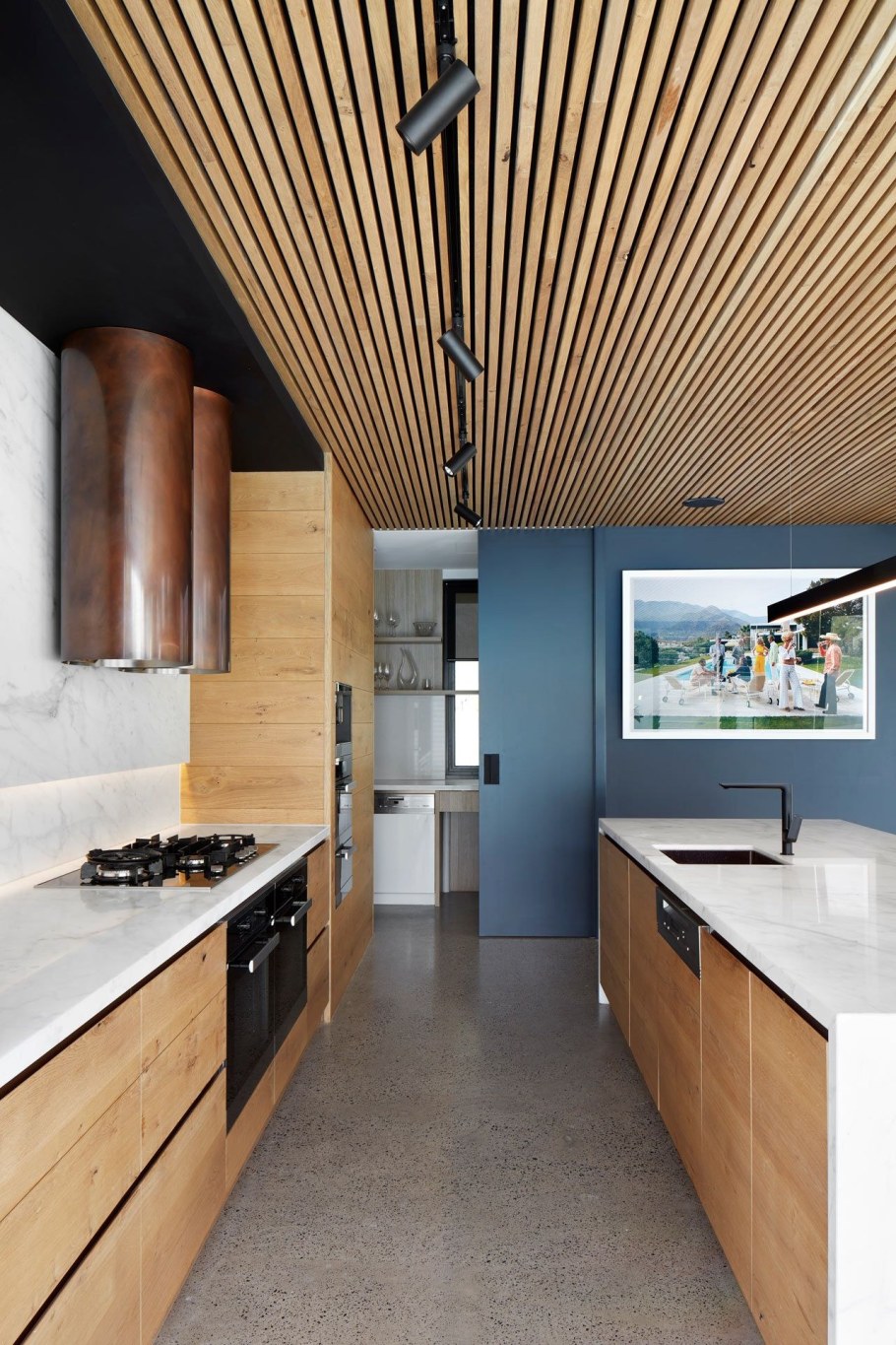 Деревянные рейки на потолке в кухне