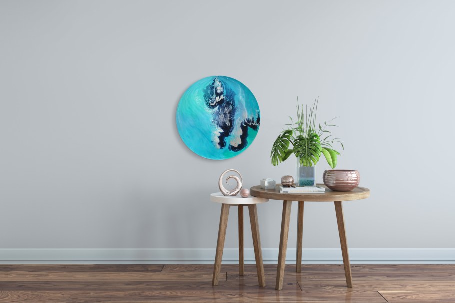 Круглый холст на стене