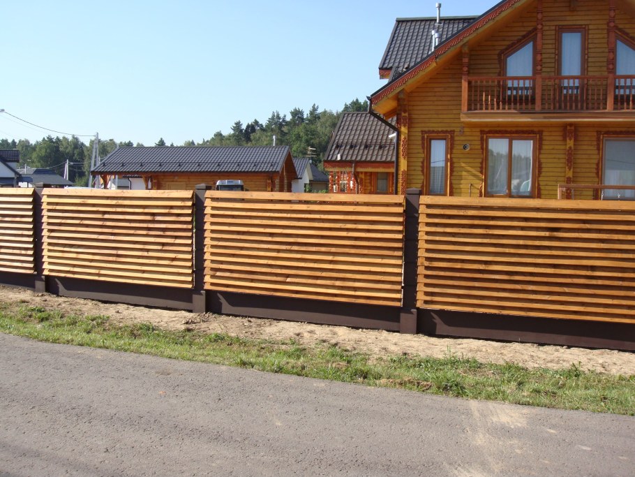 Красивый деревянный забор