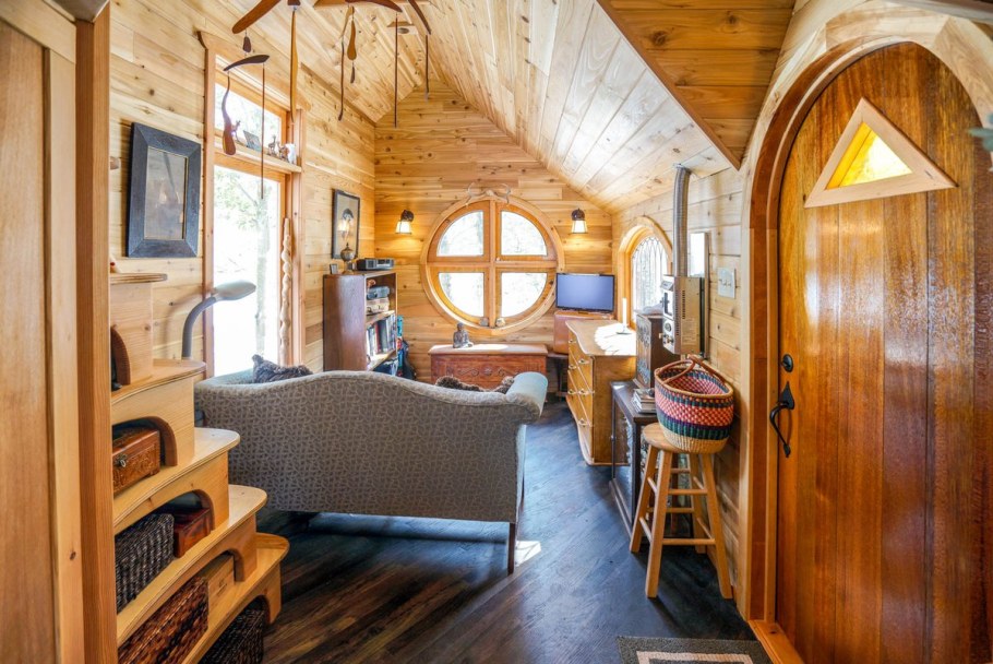 Уютный дачный домик Тини Хаус