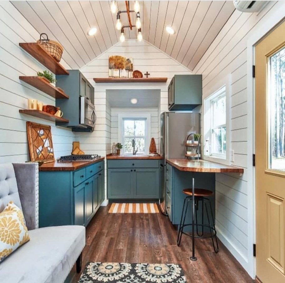 Кухня в маленьком дачном домике