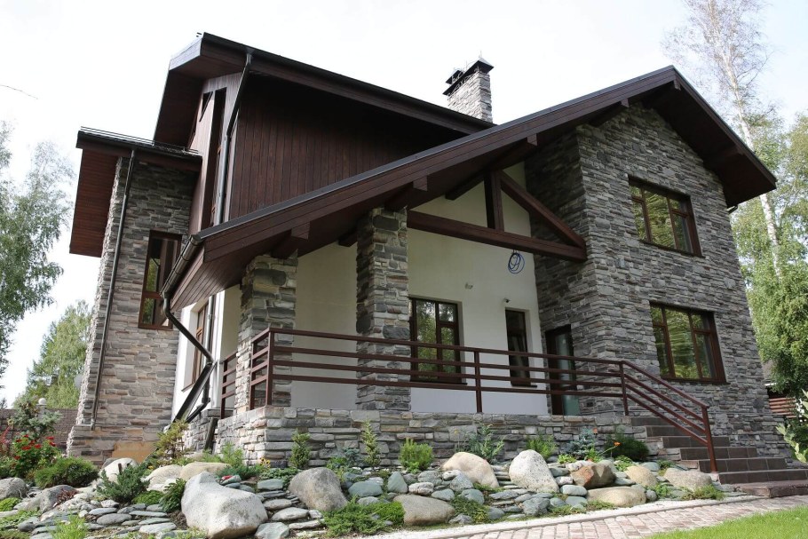 В стиле Шалле дом тёмный верх