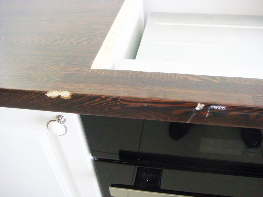 Скол на кухонной столешнице