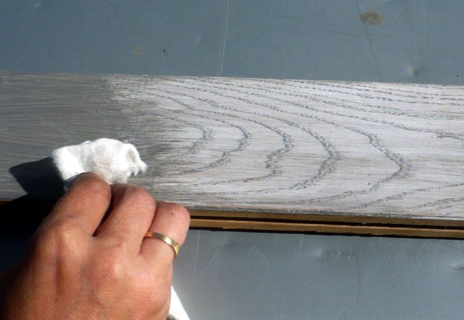 Браширование древесины морилка