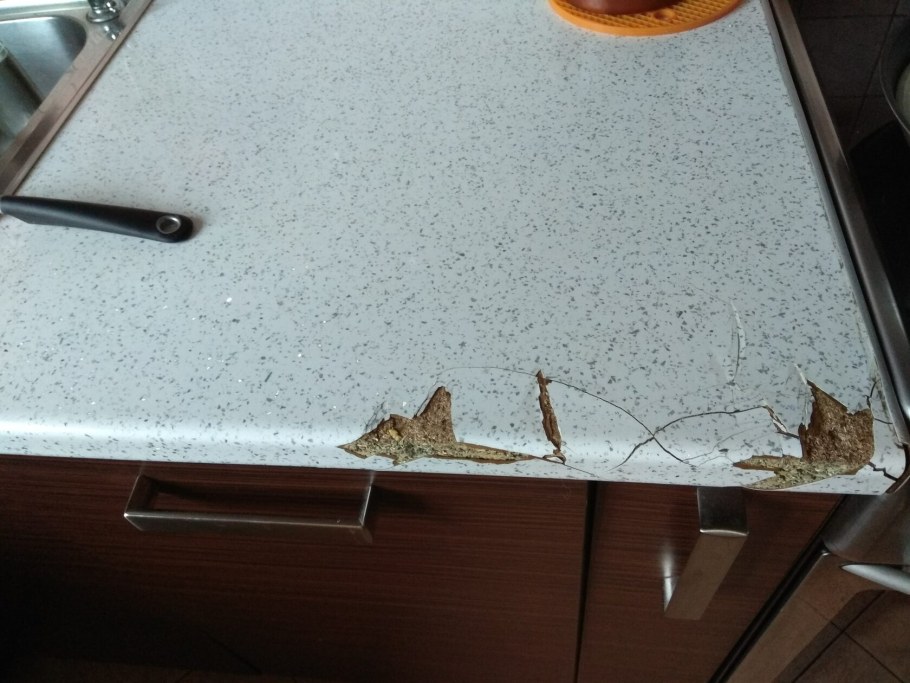 Треснула пластиковая столешница