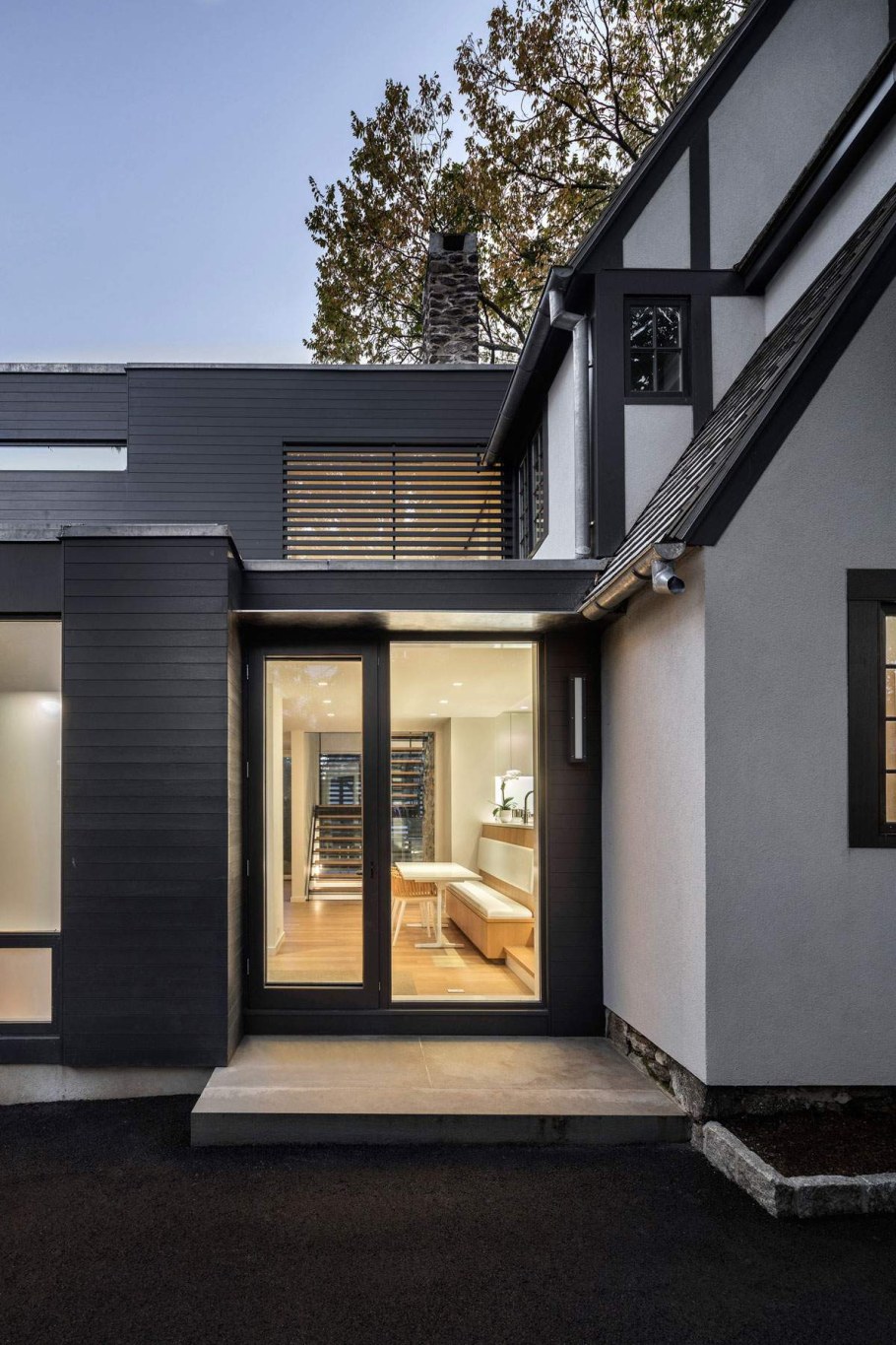 Современный дом в пригороде