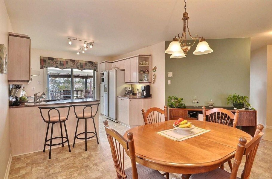 Разделить кухню и гостиную обеденной зоной