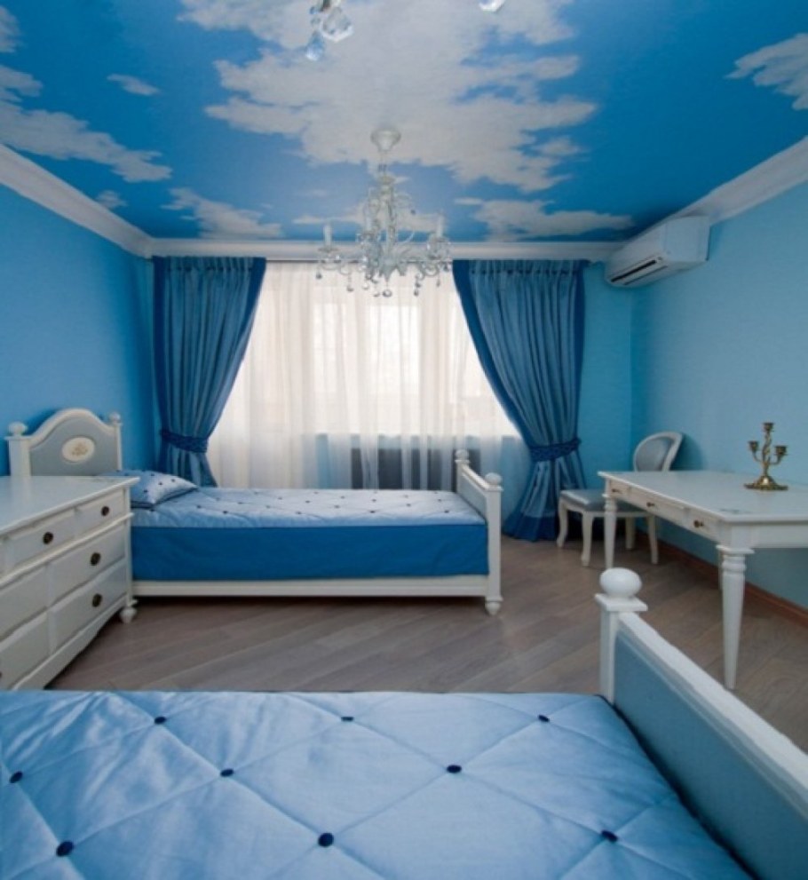 Голубой натяжной потолок