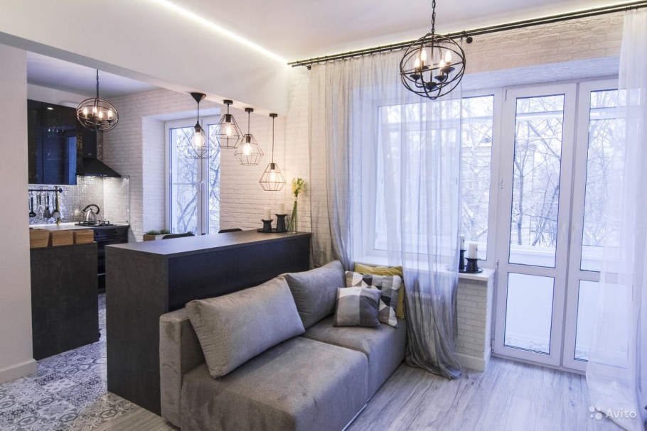 Окна в студии гостинной и кухни с балконом