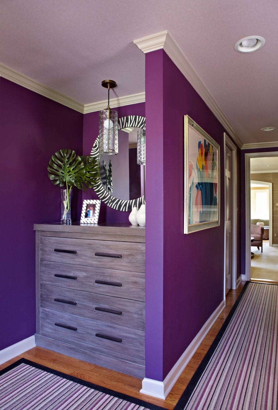 Сиреневые стены в прихожей
