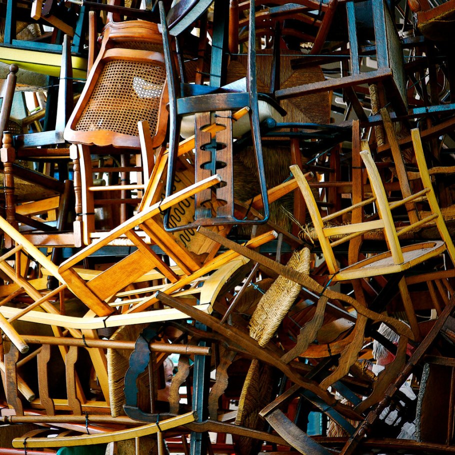 Свалка стульев