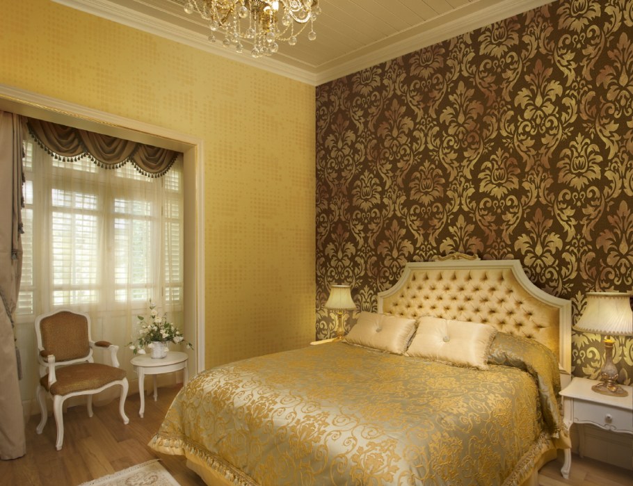 Спальня с золотыми обоями