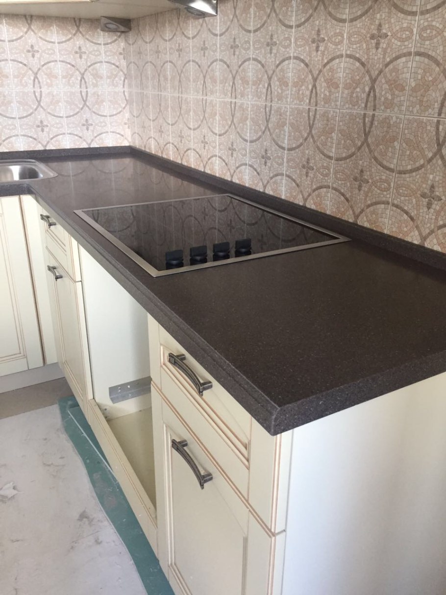 Край столешницы на кухне