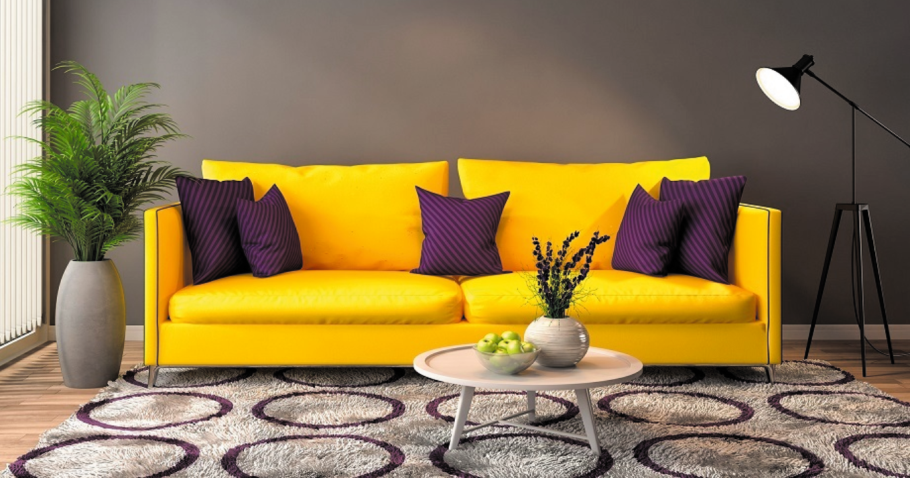 Гостиная с желтым диваном