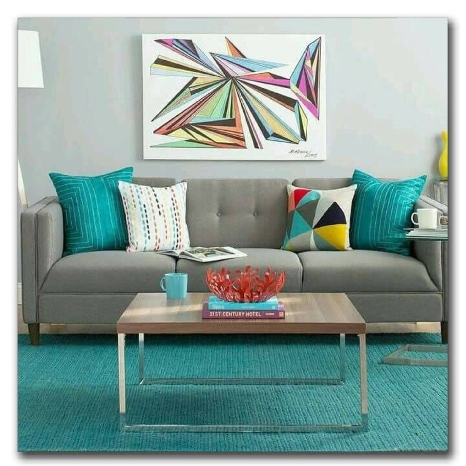 Яркий диван в интерьере