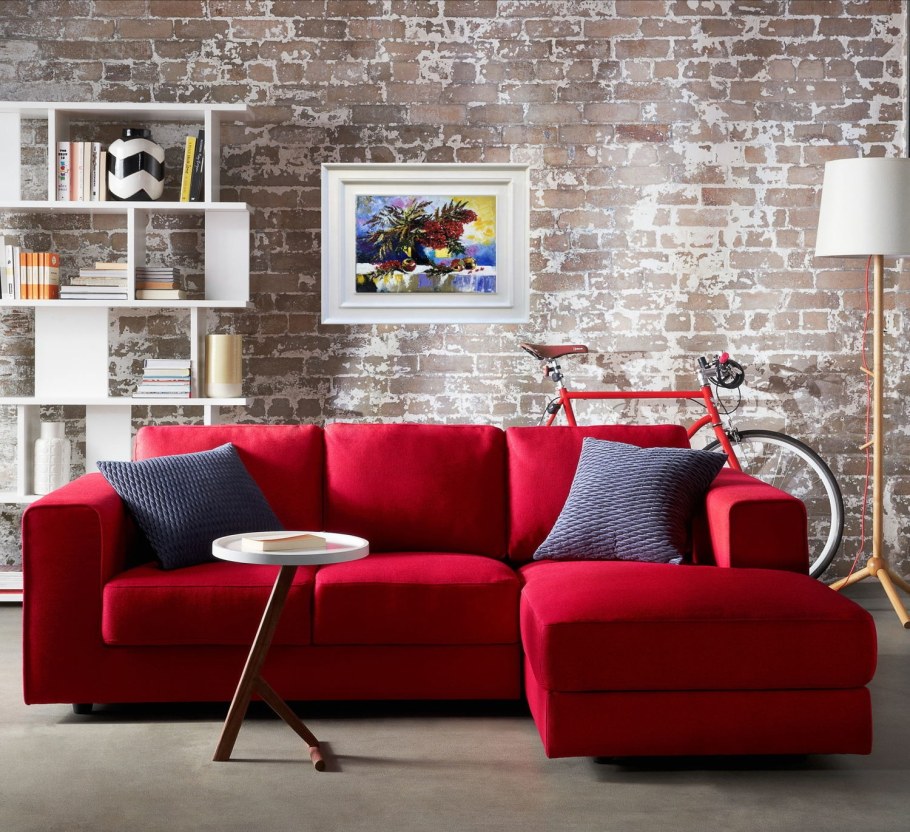 Разноцветный диван в интерьере