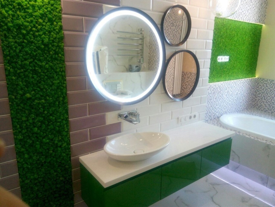 Зеленый мох в интерьере ванной