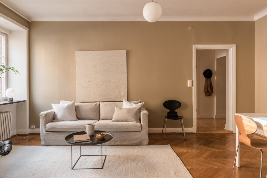 Светло бежевые стены