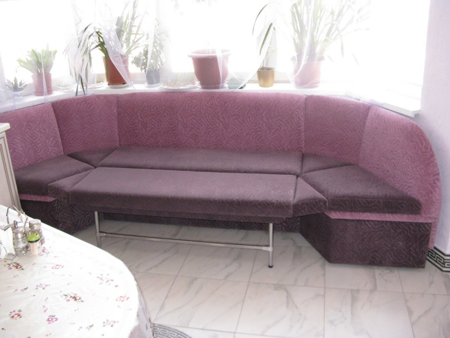 Полукруглый диван для кухни