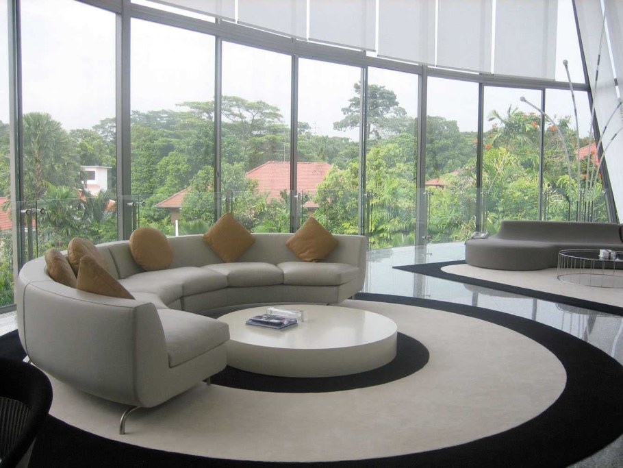 Полукруглый диван в эркере